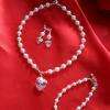 Parure mariage AMPHEA modèle "Mon Coeur", en argent, perles de verre nacrées et cristaux de Swarovski.  articles vendus en individuel. Autres couleurs sur demande.