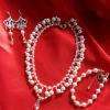Parure mariage AMPHEA modèle "White Romane", en argent, perles de verre nacrées et cristaux de Swarovski.  articles vendus en individuel. Autres couleurs sur demande.