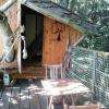 Cabane dans les arbres : terrasse de la cabane jonquilles
