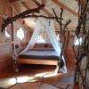 La Cabane la Pitalaya, romantique, et propice au repos accompagné par le chant des oiseaux, avec ses deux terrasses reliées par un pont suspendu