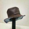 Chapeau en vinyle marron entièrement doublé de coton. Accessoire confectionné artisanalement dans notre magasin / atelier de Landerneau
