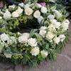 Création de couronnes et gerbes de fleurs commémoratives, pour un deuil, fleuriste Les Fleurs d'Elisa