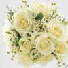 Bouquet rond Roses blanches accompagné de jolies fleurettes.