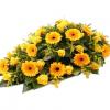 Gerberas et Roses jaunes agrémentés d'un feuillage d'Eucalyptus et Aspidistra. Idéal pour fleurir le cercueil lors des obsèques.  