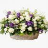 Corbeille en osier composée de Lisianthus violettes et blanches.
