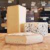 Une sélection de superbes fromages d'Auvergne, tous fermiers c'est à dire produits sur le lieu d'élevage : la fourme de Montbrison, fondante et dorée, le Bleu d'Auvergne et notre Saint-Nectaire au parfum de fleurs des champs !