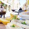 Chaque jour LES FROMAGÈRES proposent des planches de fromages différentes à déguster en terrasse accompagnées d'un subtil verre de vins bio des Alpilles ! Au premier plan de celle-ci, la Féta AOP de l'île de Lemnos, en Grèce : un délice !