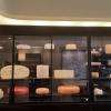 L'intérieur cosy de la boutique LES FROMAGÈRES, à Arles, et ses vitrines qui présentent les fromages fermiers comme de véritables bijoux !