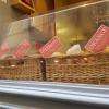 La vitrine et ses différents paniers de Madeleines