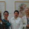 galerie les métamorphozes artistes lors d'un vernissage