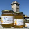 Pots de Miel de la mairie de Montreuil avec en arrière plan le beffroi de l'hôtel de ville de Montreuil en 3 tailles de pots - remarquez l'abeille volant à gauche de la photo - 