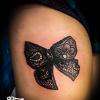 Tatouage d'un noeud en dentelle