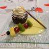Elégant coeur coulant chocolat, crème anglaise et sa brochette de fruits.
