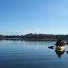 Un kayak glisse doucement dans l'anse de St Cadou, havre de paix et nature préservée.