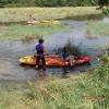 Mise à l'eau au bout de l'anse de St Cadou à marée haute. L'eau remonte jusqu'au bout de l'anse et permet la mise à l'eau. Les kayaks musardent entre les herbes.