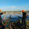 Balade en famille en trottinette électrique dans les marais salants de Guérande.