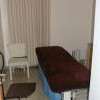 Une cabine de massage avec musique relaxante , lumière tamisée ,serviettes chaudes ,table électrique .