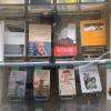 Comme l'illustre cette vitrine, la procure ne vend pas que des livres religieux ! 