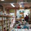 Un rayon avec des livres sur l'écologie
