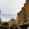 Guirlandes de marché de Noël au mois de juin.