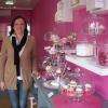 Frédérique dans sa jolie boutique rose