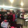 La boutique doit faire dans les 90m2 ... Beaucoup beaucoup de choix !
