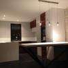 Cuisine sur mesure
Plan de travail: CORIAN
Façades: Noyer massif et laqué blanc