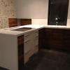 Cuisine sur mesure
Plan de travail: CORIAN
Façades: Noyer massif et laqué blanc
