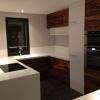 Cuisine sur mesure
Plan de travail: CORIAN
Façades: Noyer massif et laqué blanc