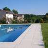 La piscine au Logis de l'Astrée entre bois et vignoble