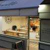Pains BIO et petit espace mange débout pour déguster sur place (viennoiseries, pâtisseries & plats préparés MAISON).