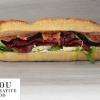 Lou Creative Food vous propose des baguettes gourmandes, garnies de produits frais. Ici notre baguette italienne : bresaola italienne AOP, fromage de chèvre, figues, roquette, noix, et cream cheese