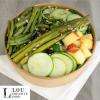 Des bowls (salades) gourmandes et santé, et toujours très généreuses ! Ici le vegan bowl : pousses d’épinards, pomme (fruit), concombre, haricots verts, cranberries, asperges vertes grillées, lamelles de courgettes, graines santé