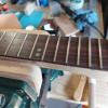 Détail sur le manche d'une guitare électrique en cours de fabrication