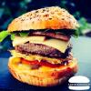 Burger Le Montagnard : Burger fait maison avec des ingrédients de qualité : Pain burger spécial Luvin’s du boulanger,  un steak frais du boucher de 150g, galette de pomme de terre, raclette, double bacon, oignons, salade et tomate Bio du producteur ( selon les saisons ), sauce BBQ.
