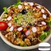 Salade de Poulet : Salade de Poulet faite maison avec des produits de qualité Bio. Salade Bio du producteur, poulet curry, oignons frits, noix, figues séchées, pousses, cranberry, olives, graines.
