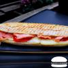Le Panini Saumon : fait maison avec des ingrédients de qualité : crème, tomates, saumon, tome Cadi.