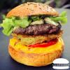Burger Le Savoyard : Burger fait maison avec des ingrédients de qualité : Pain burger spécial Luvin’s du boulanger,  un steak frais du boucher de 150g, galette de pomme de terre, reblochon, cheddar rouge, oignons salade et tomate Bio du producteur ( selon les saisons ), sauce tartare.
