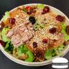 Salade de la Mer : faite maison avec des produits de qualité Bio. Salade Bio du producteur, saumon, thon, pousses, noix, figues séchées, cranberry, olives, radis, graines.