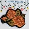 Accessoires de mode pour femme. Une broche en broderie à mettre sur un vêtement ou un de mes sacs sacoche en velours.