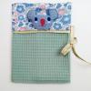 Protege carnet de sante en tissu nid d'abeille Bio et tissu Liberty, un petit Koala u dort.
Cadeaux de naissance à personnaliser 
