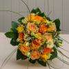 Hélios : Et soudain comme un soleil qui se brise laissant un flot de fleurs dans les tons orangés, roses renoncules et lisianthus sont d'un feu flamboyant. La Muse Odéa profite de ces éclats pour en arrêter l'instant.
