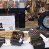 Des cordes de guitare et de basse sont utilisées pour la fabrication de ces bijoux 
