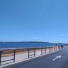 Le cabinet se situe en bord de mer avec des places pour se garer gratuitement.