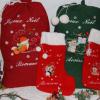 Les hottes et les chaussettes de Noël pour une jolie décoration.