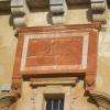 cadran solaire au-dessus de l'entrée de la mairie