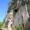 La construction encastrée dans la falaise...
