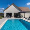 Maison de plain-pied et sa piscine construite par Maisons ARLOGIS.