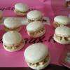 Des macarons aux parfums variés en taille mini ou maxi. Les coques sont faites maison