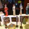 un stand de statuettes façonnées à la main , bien sûr !